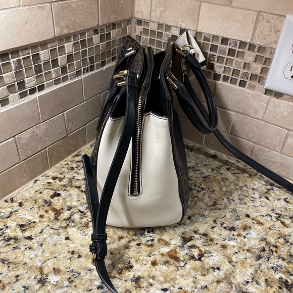 ✨Calvin Klein Handbag✨ - Picture 2 of 7